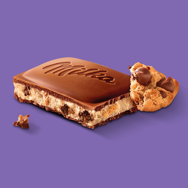 Milka Czekolada mleczna z nadzieniem mlecznym pokruszone kawałki herbatników z czekoladą 100 g