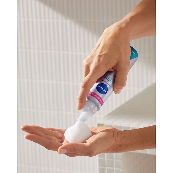 Nivea Volume &amp; Hold pianka do włosów 150 ml