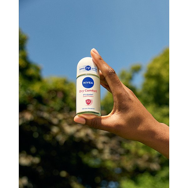 Nivea Dry Comfort Antyperspirant roll-on dla kobiet 50 ml