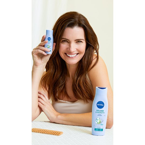 Nivea Volume Strength Szampon pielęgnujący do włosów 400 ml