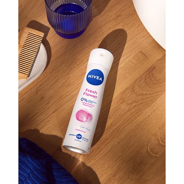 Nivea Fresh Flower Antyperspirant w spray'u 150 ml
