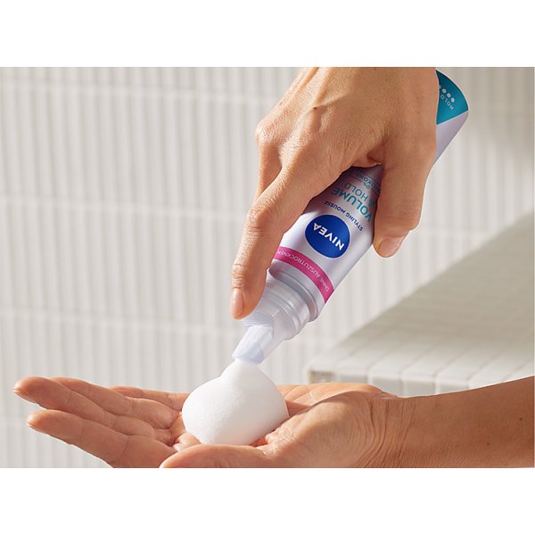Nivea Volume &amp; Hold pianka do włosów 150 ml