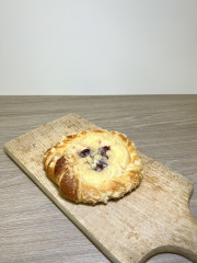 Drożdżówka z budyniem i wiśnią 