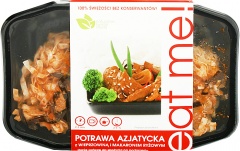 Potrawa azjatycka z wieprzowiną i makaronem 